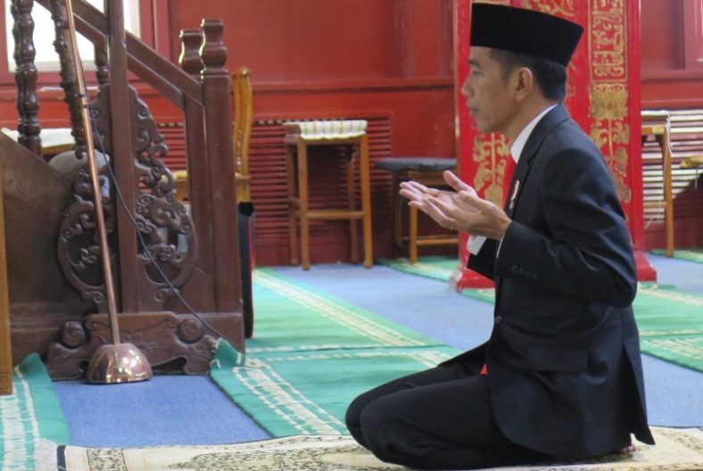 Jokowi Sholat